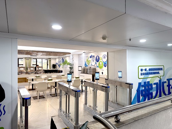 学校智慧食堂方案：人脸识别闸机打造高效有序就餐流线